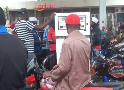 كانكان: السلطات المحلية تتخذ إجراءات صارمة للتخفيف من أزمة الوقود