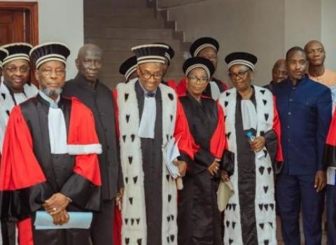 المحكمة العليا في غينيا ترفض جميع الطعون الانتخابية وتعلن القائمة النهائية لمرشحي الرئاسة لعام 2025