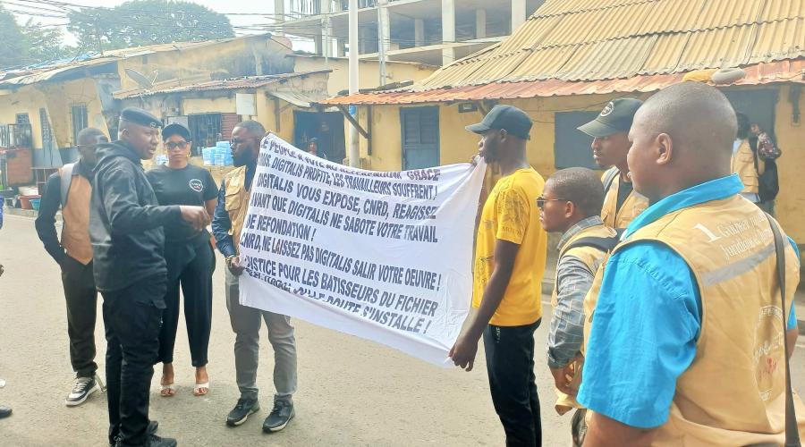 احتجاج أمام مقر اللجنة الوطنية للانتخابات في كوناكري للمطالبة بمستحقات مالية متأخرة